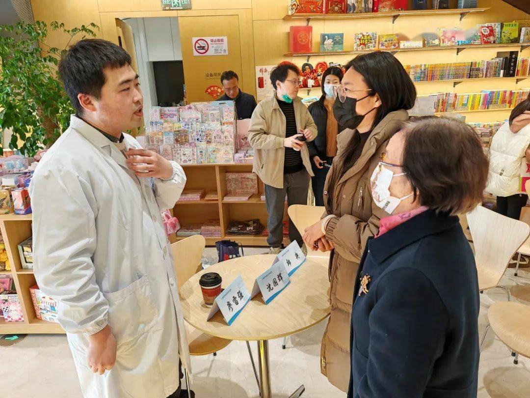 医生帮帮忙，书书梁医生与季亭亭的温馨医疗之旅
