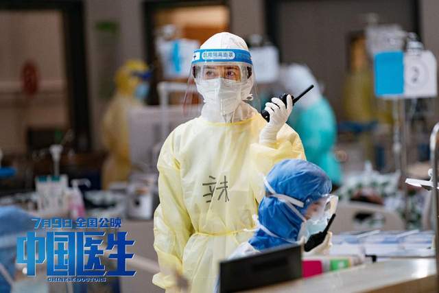 女医生的温柔力量，在医疗前线绽放的坚韧之花