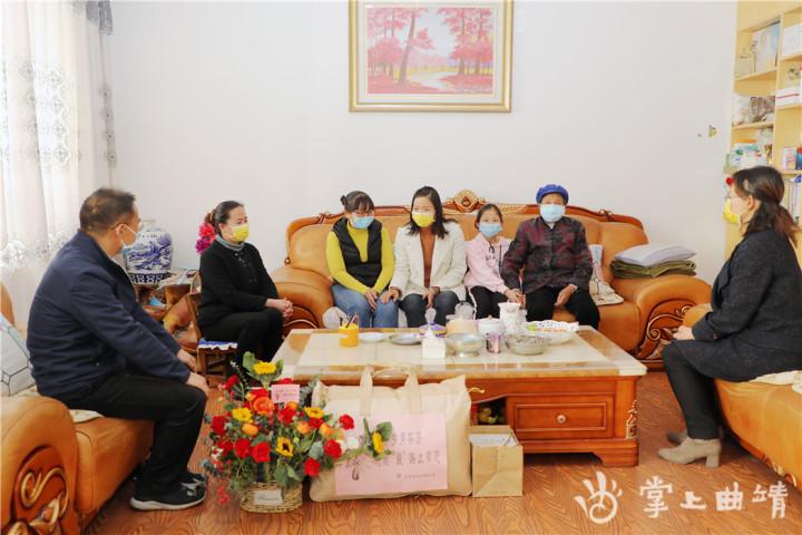 医生的背影，无言的守护与温暖的希望
