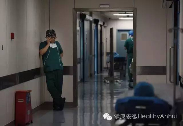 手术室里的生命守护者，真实照片背后的故事