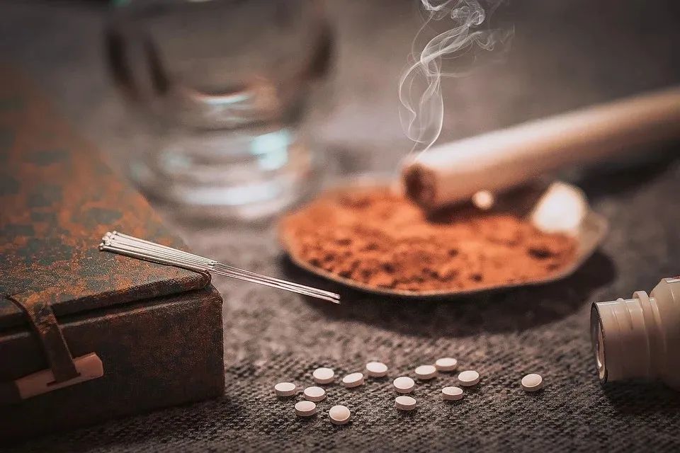 血吸虫病治疗药物，从传统到现代的探索与挑战